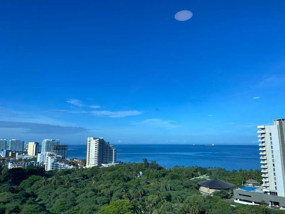 Modern Well-equipped 4 Ppl Condo/5 Min Beach Walk *